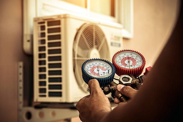 Professional Hvac technician working in Edinburg, IL